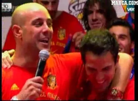 VIDEO / Cum l-au imbracat Pique si Puyol pe Fabregas la prezentarea Spaniei!