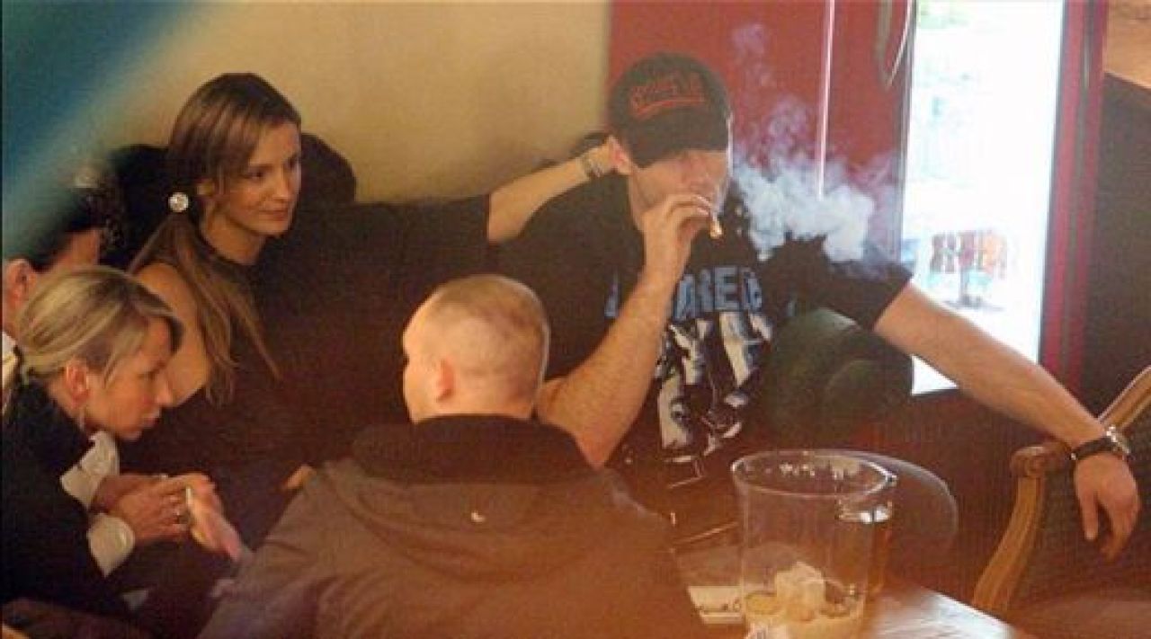 Fumeaza de rupe, bea si a fost prins alaturi de iubita in ipostaze indecente! Vezi ce nou coleg are Mutu_3