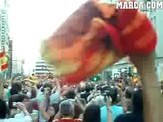 VIDEO / Ametit de bautura, Arbeloa era sa cada din autobuzul descoperi! :)))