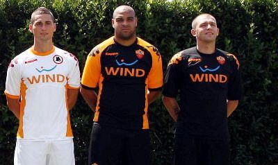 Lobont a prezentat noul echipament al Romei! Vezi tot lotul:_3