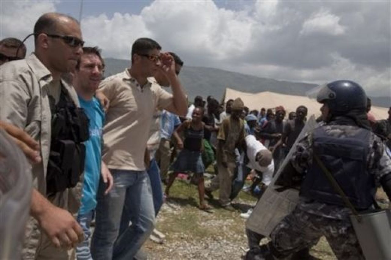 FOTO: Messi, primit ca un erou in Haiti: mii de fani l-au asteptat in Port-au-Prince!_2