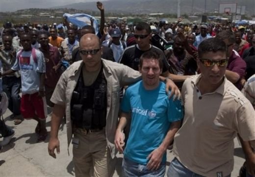 FOTO: Messi, primit ca un erou in Haiti: mii de fani l-au asteptat in Port-au-Prince!_3