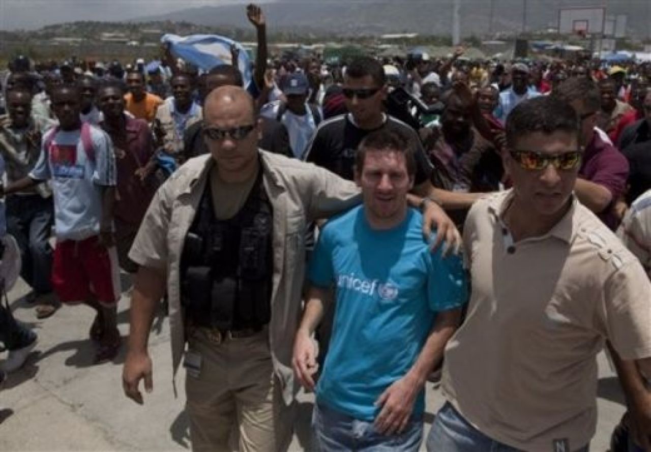 FOTO: Messi, primit ca un erou in Haiti: mii de fani l-au asteptat in Port-au-Prince!_3
