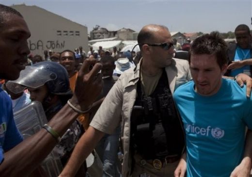 FOTO: Messi, primit ca un erou in Haiti: mii de fani l-au asteptat in Port-au-Prince!_4