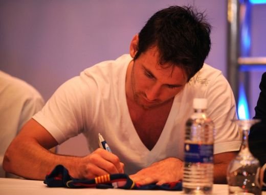 FOTO: Messi, primit ca un erou in Haiti: mii de fani l-au asteptat in Port-au-Prince!_12