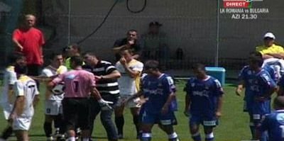 VIDEO Bataie de Local Kombat la primul amical al Brasovului! Robocop a facut pace intre romani si israelieni!