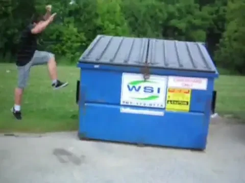 VIDEO! Renunta la ideile proaste... De ce sa NU faci parkour pe tomberoane