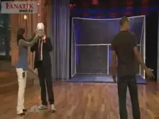 VIDEO / Cum se apara americanii de LOVITURILE lui Henry! :)