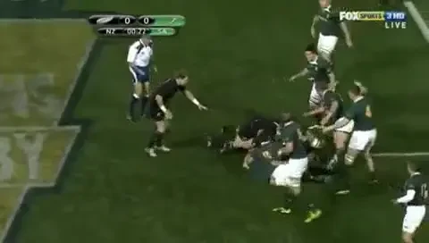 VIDEO: Violenta fara limite! Cum se face legea pe terenul de rugby? Cu capul in ceafa!