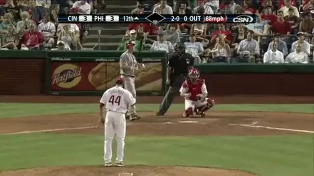 Super amuzant! Cum te poate intimida un suporter intr-un meci de baseball? VIDEO