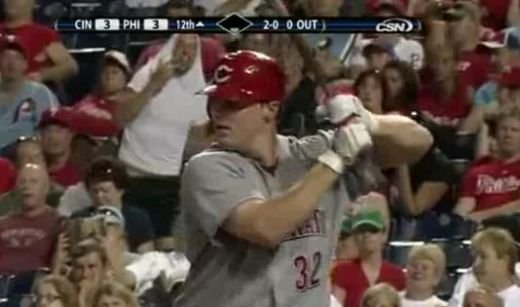 Super amuzant! Cum te poate intimida un suporter intr-un meci de baseball? VIDEO