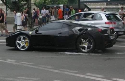 Imagini senzationale! Un Ferrari 458 de 200.000 euro a ARS in mijlocul strazii! FOTO