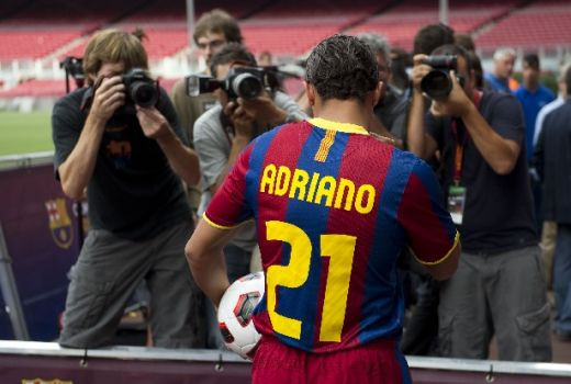 VIDEO: Adriano, la prezentarea oficiala de pe Nou Camp! Va dona o parte din venituri veteranilor Barcei_2