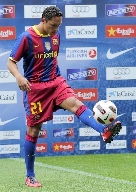 VIDEO: Adriano, la prezentarea oficiala de pe Nou Camp! Va dona o parte din venituri veteranilor Barcei_3