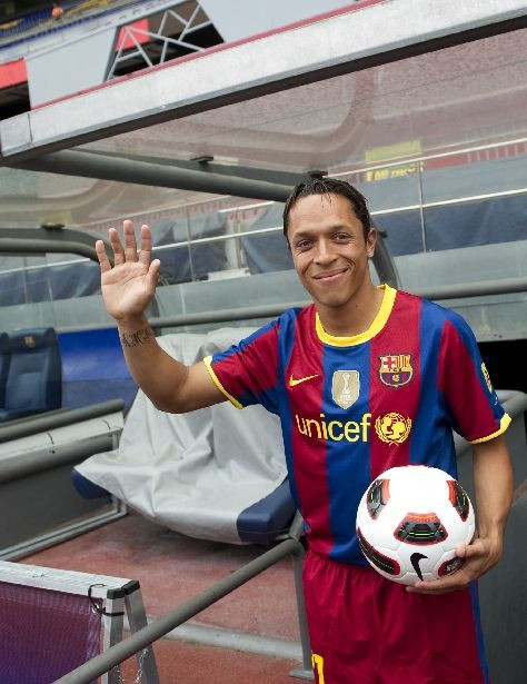VIDEO: Adriano, la prezentarea oficiala de pe Nou Camp! Va dona o parte din venituri veteranilor Barcei_5