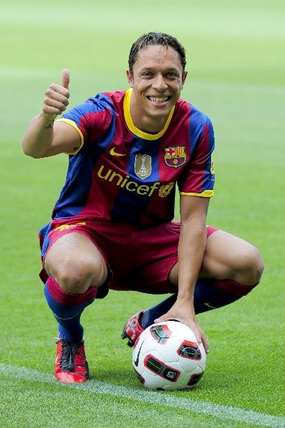 VIDEO: Adriano, la prezentarea oficiala de pe Nou Camp! Va dona o parte din venituri veteranilor Barcei_6