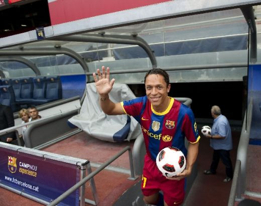 VIDEO: Adriano, la prezentarea oficiala de pe Nou Camp! Va dona o parte din venituri veteranilor Barcei_7