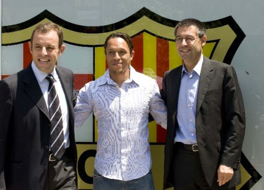 VIDEO: Adriano, la prezentarea oficiala de pe Nou Camp! Va dona o parte din venituri veteranilor Barcei_8