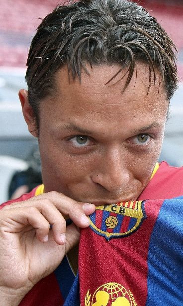 VIDEO: Adriano, la prezentarea oficiala de pe Nou Camp! Va dona o parte din venituri veteranilor Barcei_9