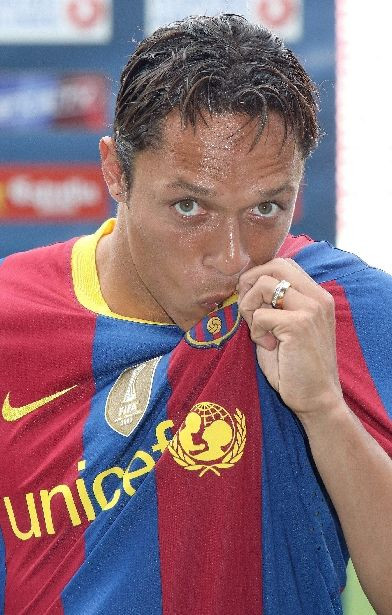 VIDEO: Adriano, la prezentarea oficiala de pe Nou Camp! Va dona o parte din venituri veteranilor Barcei_11