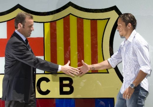 VIDEO: Adriano, la prezentarea oficiala de pe Nou Camp! Va dona o parte din venituri veteranilor Barcei_12