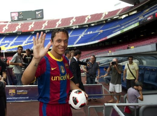 VIDEO: Adriano, la prezentarea oficiala de pe Nou Camp! Va dona o parte din venituri veteranilor Barcei_13