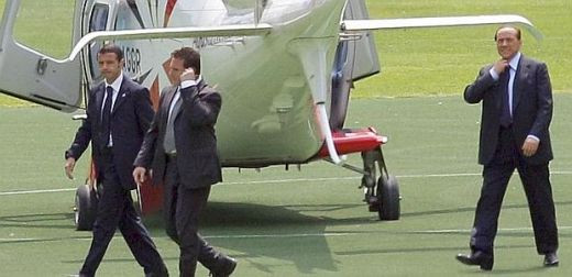 Berlusconi, huiduit la reunirea Milanului! Vezi ce mesaje au avut fanii si cum l-au primit pe Ronaldinho!_2