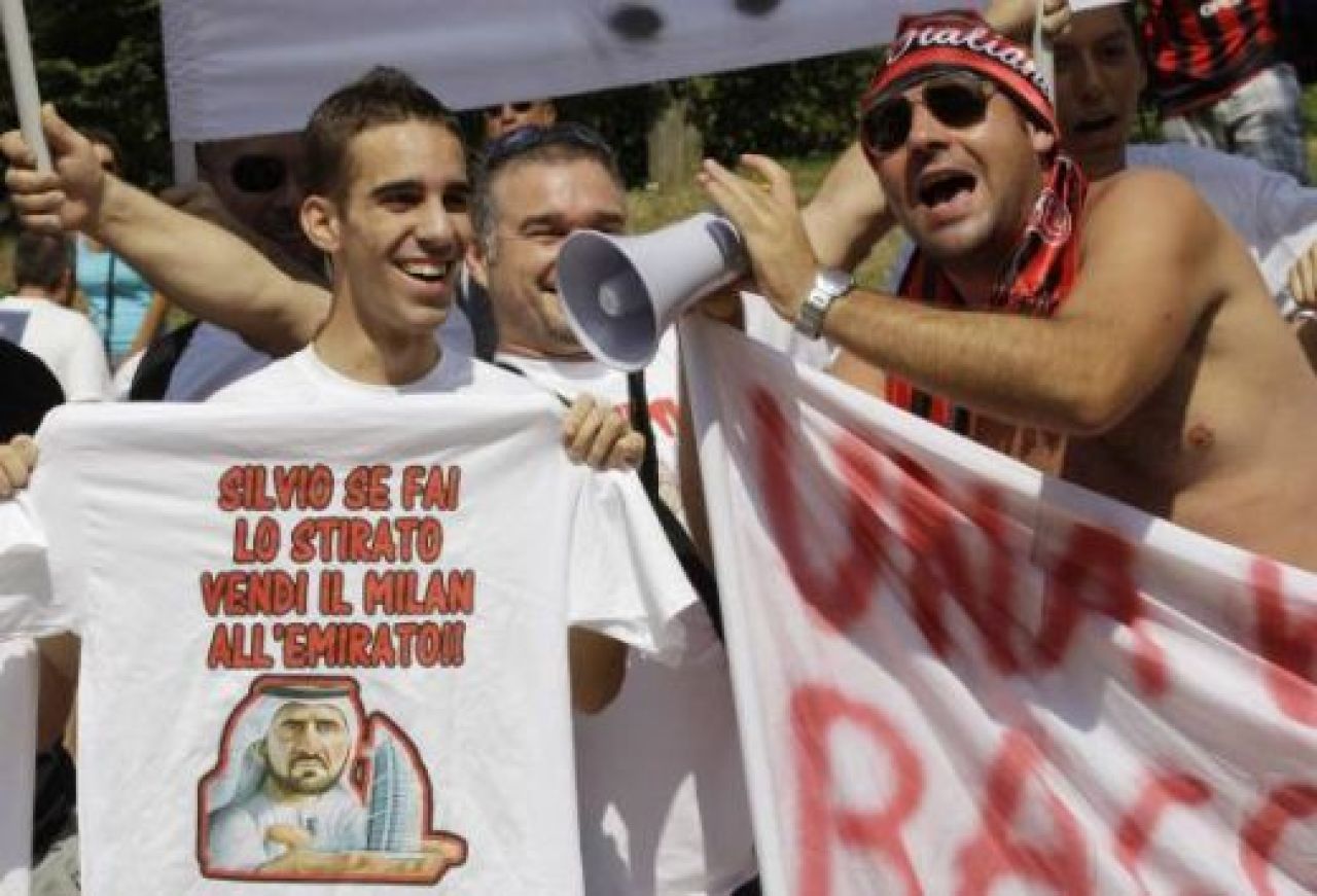 Berlusconi, huiduit la reunirea Milanului! Vezi ce mesaje au avut fanii si cum l-au primit pe Ronaldinho!_4