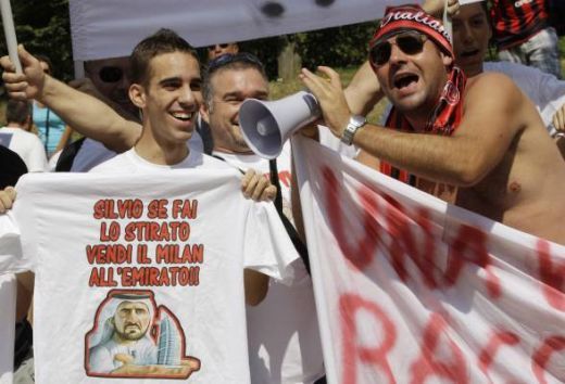 Berlusconi, huiduit la reunirea Milanului! Vezi ce mesaje au avut fanii si cum l-au primit pe Ronaldinho!_4