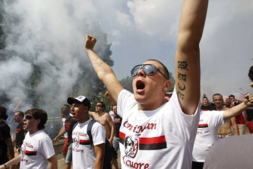 Berlusconi, huiduit la reunirea Milanului! Vezi ce mesaje au avut fanii si cum l-au primit pe Ronaldinho!_5