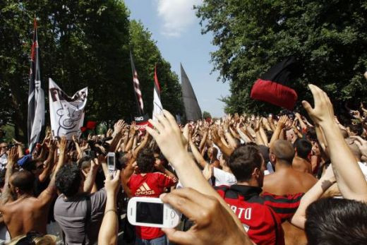 Berlusconi, huiduit la reunirea Milanului! Vezi ce mesaje au avut fanii si cum l-au primit pe Ronaldinho!_8