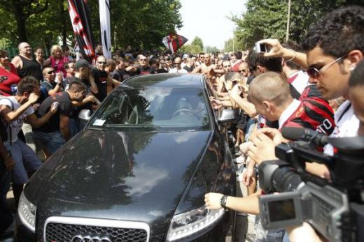 Berlusconi, huiduit la reunirea Milanului! Vezi ce mesaje au avut fanii si cum l-au primit pe Ronaldinho!_9