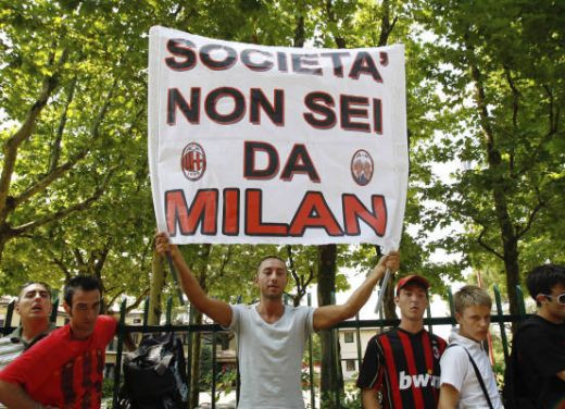 Berlusconi, huiduit la reunirea Milanului! Vezi ce mesaje au avut fanii si cum l-au primit pe Ronaldinho!_11