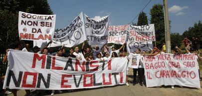 Berlusconi, huiduit la reunirea Milanului! Vezi ce mesaje au avut fanii si cum l-au primit pe Ronaldinho!_13