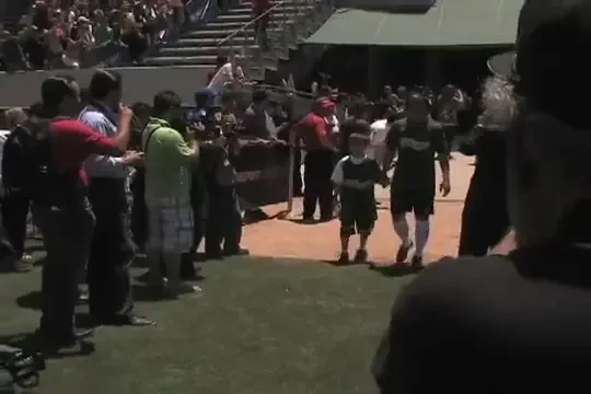 FOTO si VIDEO: Eva Longoria a jucat fotbal pe tocuri la un meci organizat de Rafa Marquez!