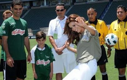 Ea este cea mai sexy fotbalista: Eva Longoria a jucat fotbal pe tocuri! FOTO si VIDEO: