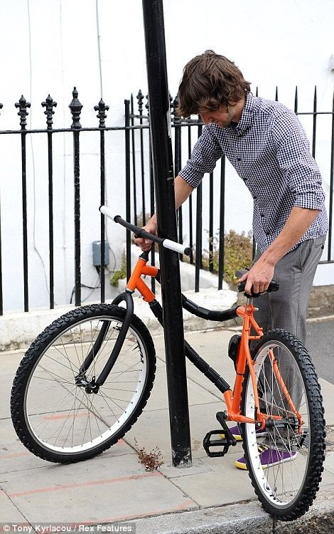 FOARTE TARE! Cel mai tare sistem anti-furt! Bicicleta care se infasoara de stalp!_2