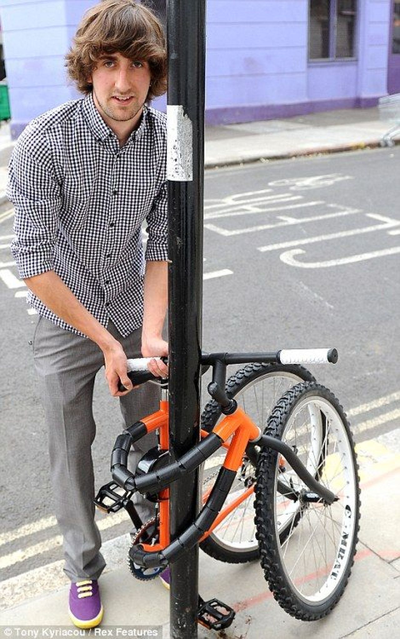 FOARTE TARE! Cel mai tare sistem anti-furt! Bicicleta care se infasoara de stalp!_4