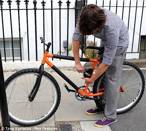 FOARTE TARE! Cel mai tare sistem anti-furt! Bicicleta care se infasoara de stalp!_5