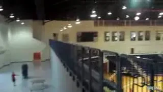 Cea mai norocoasa lovitura: a inscris din spatele tribunei!