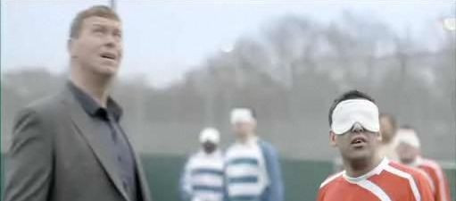 Pisica neagra inlocuieste mingea in fotbalul britanic! Vezi ce bine se duce la vinclu!