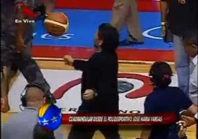 VIDEO! S-a nascut sa joace fotbal! Maradona a facut show la un meci de baschet... vezi cum a jonglat cu mingea :)