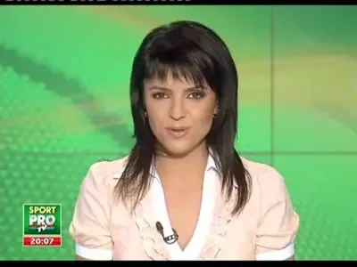 VIDEO FIERBINTE! Gina Pistol experimenteaza baschetul in APA! Vezi cum isi "lucreaza" corpul