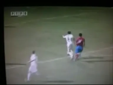 VIDEO! Gafa zilei in Europa League! Iata portarul care nu are nevoie de maini... oricum trece mingea prin ele :)