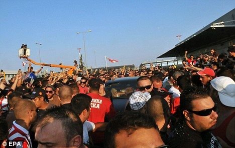 A ajuns Ronaldinho la Olympiakos? NU! E Riera de la Liverpool! 5000 de greci l-au asteptat!_2