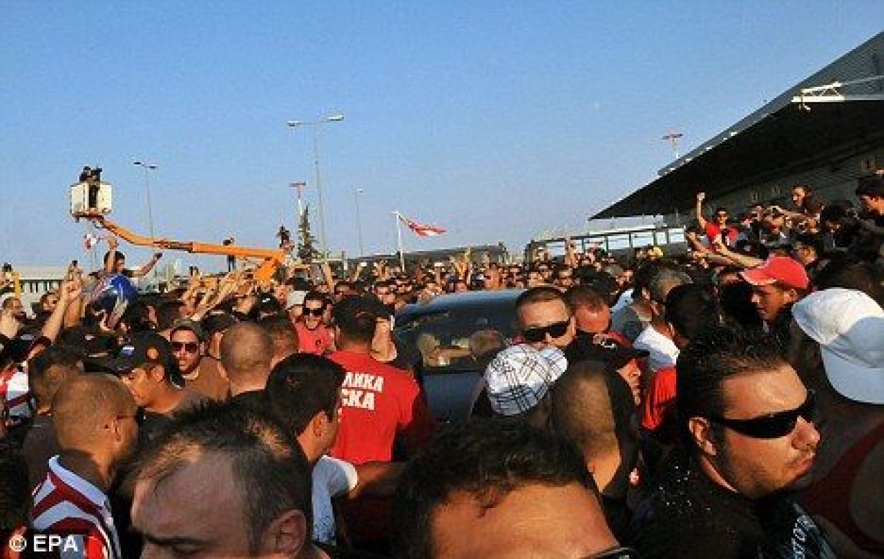 A ajuns Ronaldinho la Olympiakos? NU! E Riera de la Liverpool! 5000 de greci l-au asteptat!_2