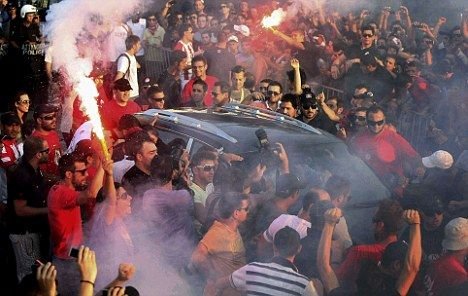 A ajuns Ronaldinho la Olympiakos? NU! E Riera de la Liverpool! 5000 de greci l-au asteptat!_3