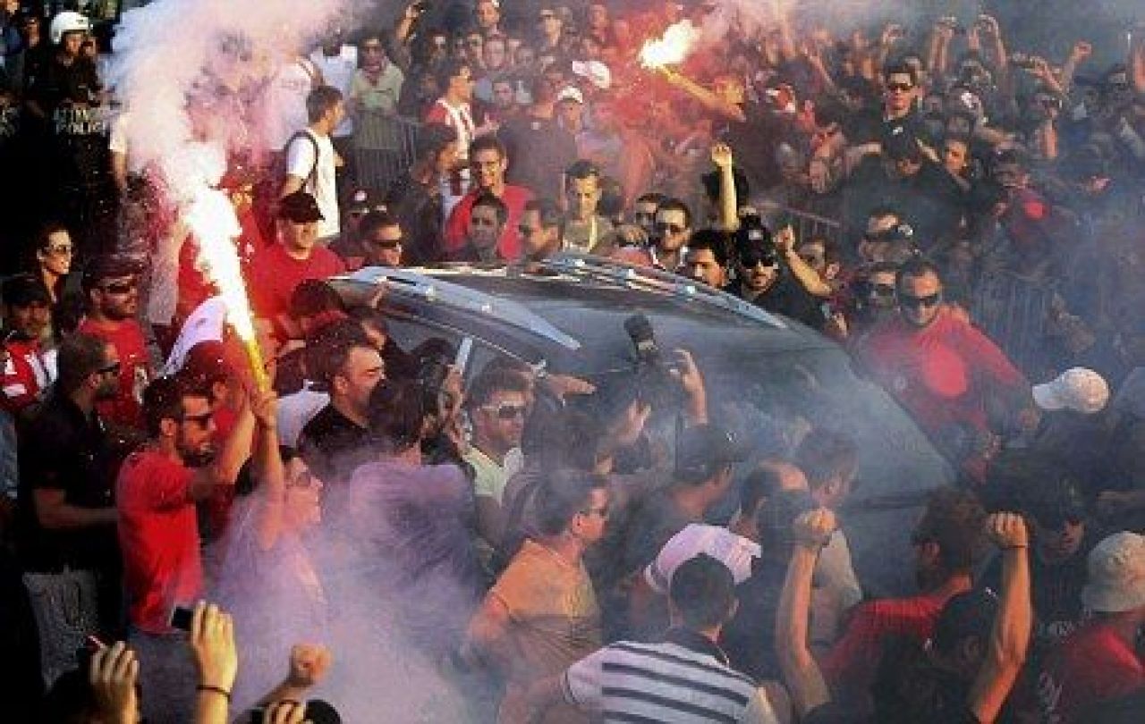 A ajuns Ronaldinho la Olympiakos? NU! E Riera de la Liverpool! 5000 de greci l-au asteptat!_3