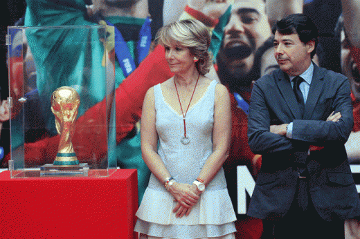 FOTO / Nebunie la Madrid! Mii de spanioli stau ore intregi la coada pentru a vedea trofeul Cupei Mondiale_2