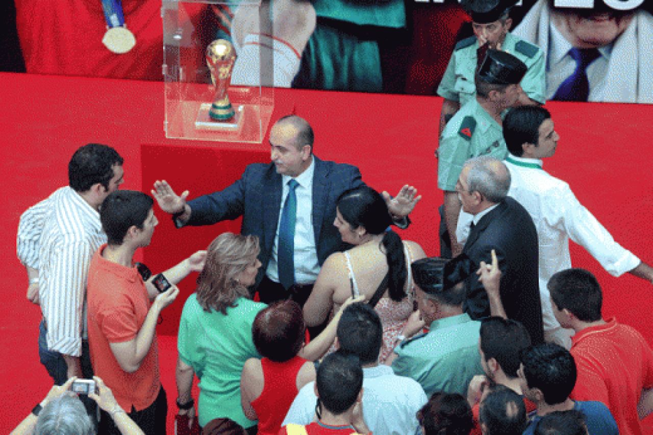 FOTO / Nebunie la Madrid! Mii de spanioli stau ore intregi la coada pentru a vedea trofeul Cupei Mondiale_3